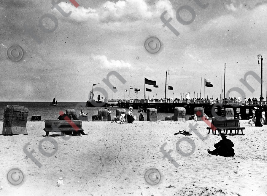 Am Strand | On the beach - Foto foticon-600-simon-danzig-051-sw.jpg | foticon.de - Bilddatenbank für Motive aus Geschichte und Kultur